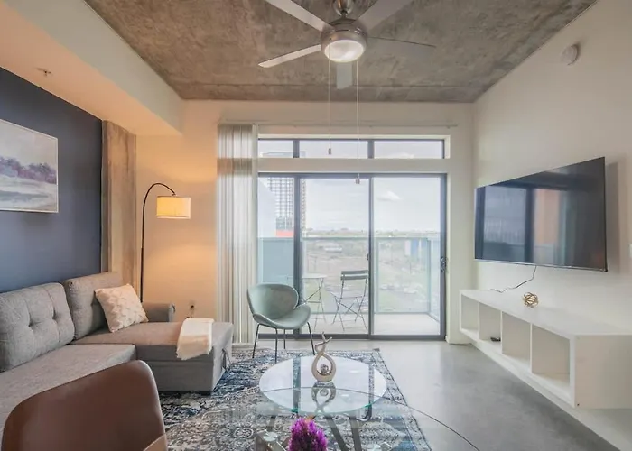 Chic 1Bd - Central Downtown - Gym, Pool, Parking