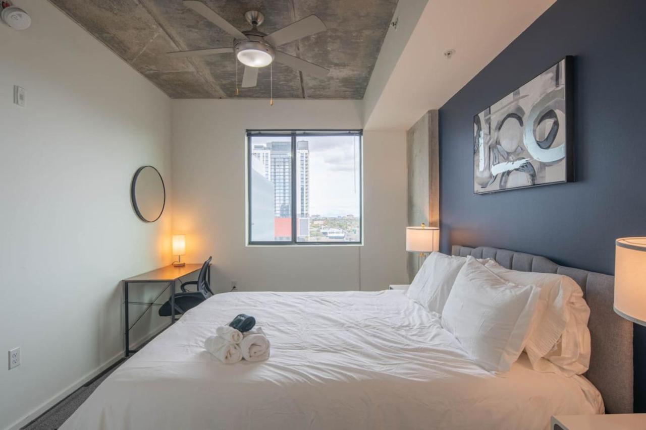 Chic 1bd - Downtown - Gym, Pool, Parking Apartment *