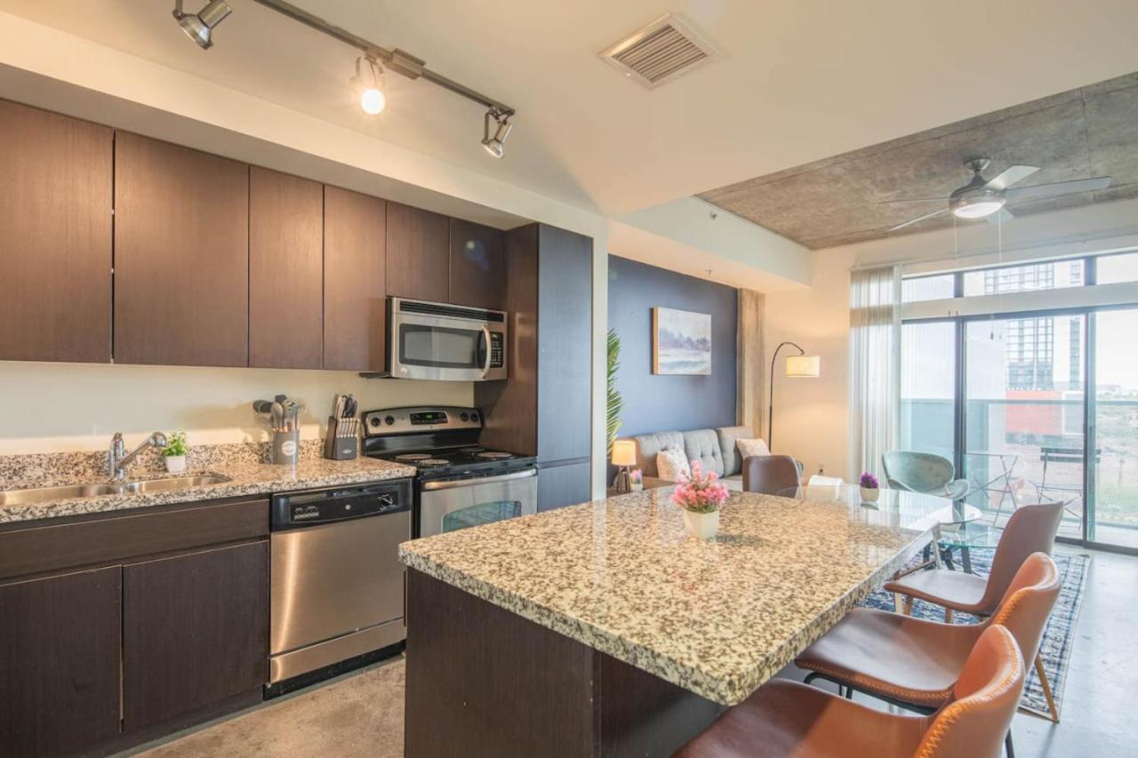 Chic 1bd - Downtown - Gym, Pool, Parking *