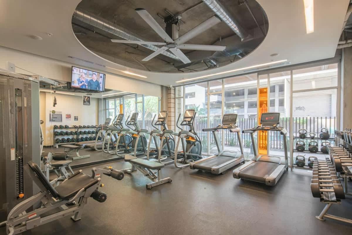 Chic 1bd - Downtown - Gym, Pool, Parking * Phoenix