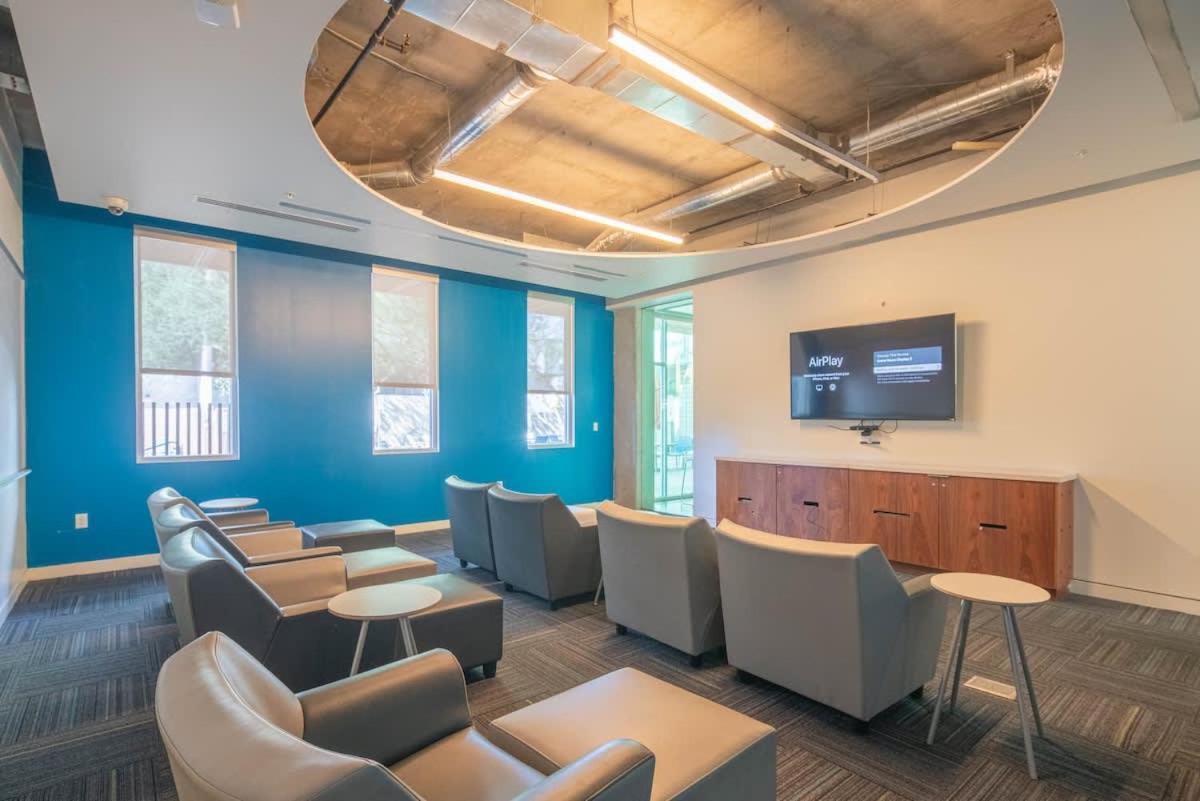 Chic 1bd - Downtown - Gym, Pool, Parking