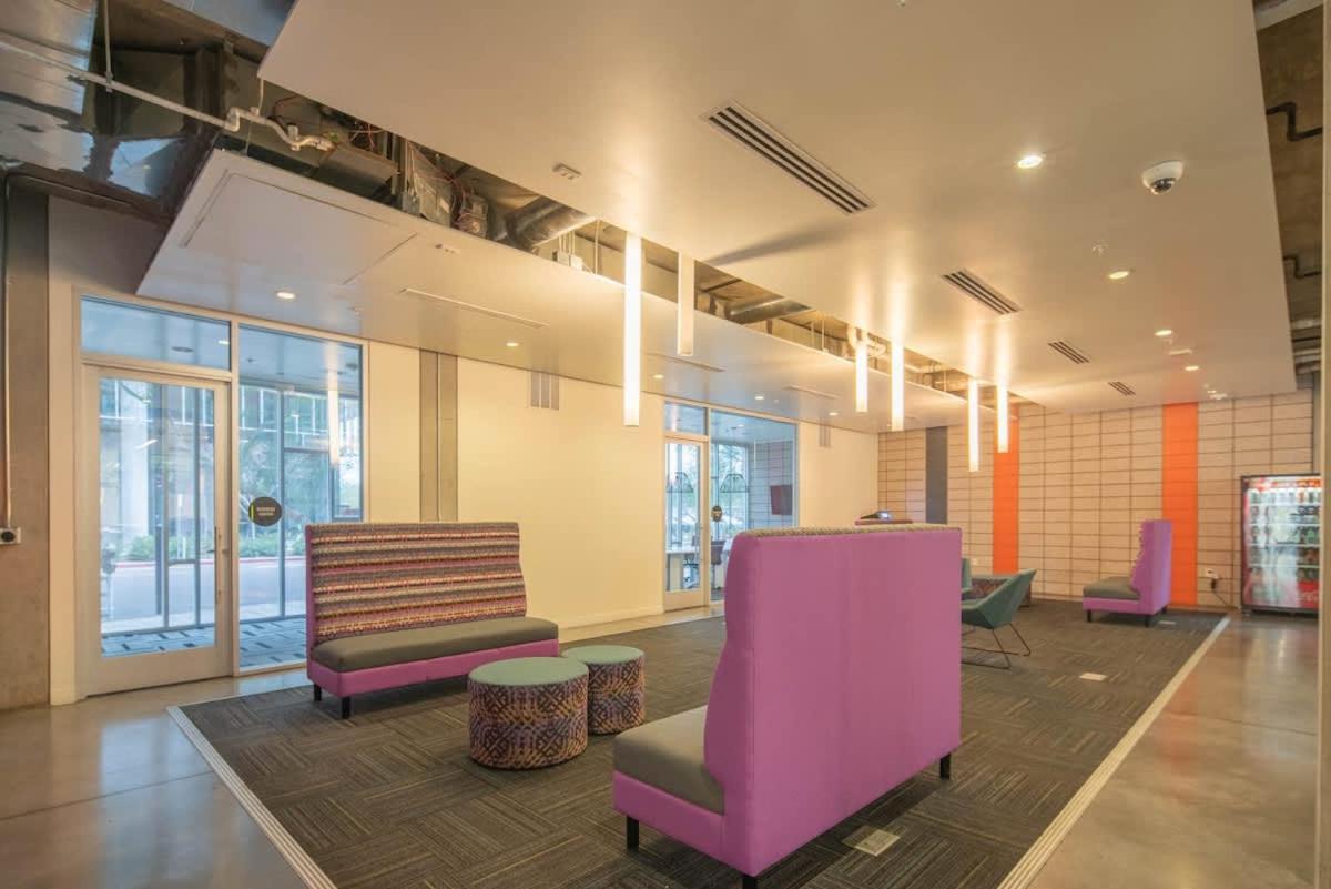 Chic 1bd - Downtown - Gym, Pool, Parking Apartment