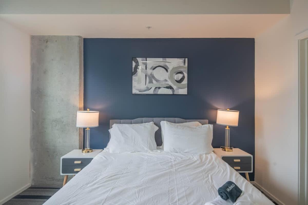 Chic 1bd - Downtown - Gym, Pool, Parking Apartment