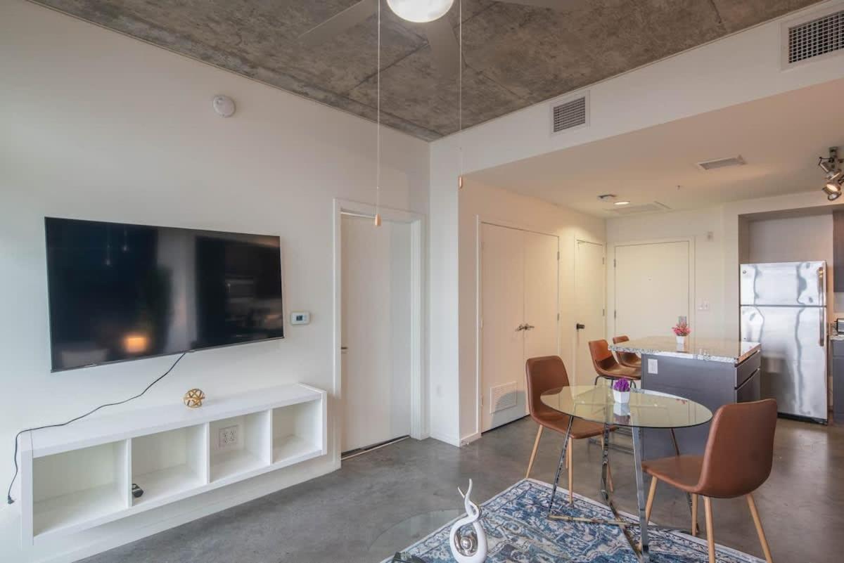 Chic 1bd - Downtown - Gym, Pool, Parking Phoenix