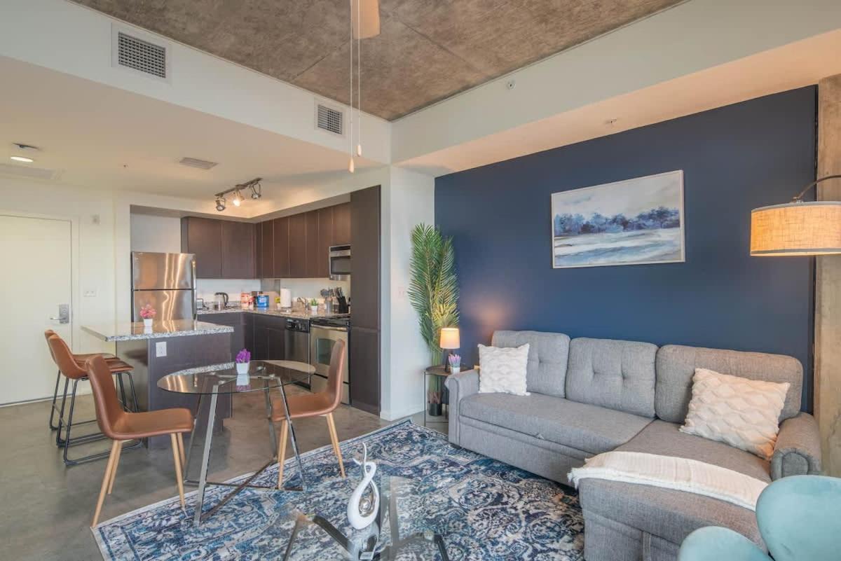Chic 1bd - Downtown - Gym, Pool, Parking Apartment *