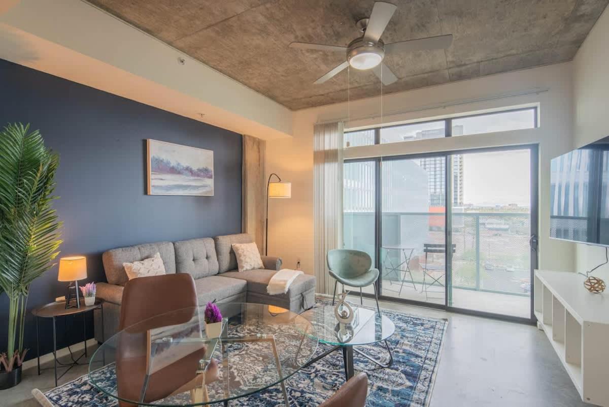 Apartemen Chic 1bd - Downtown - Gym, Pool, Parking